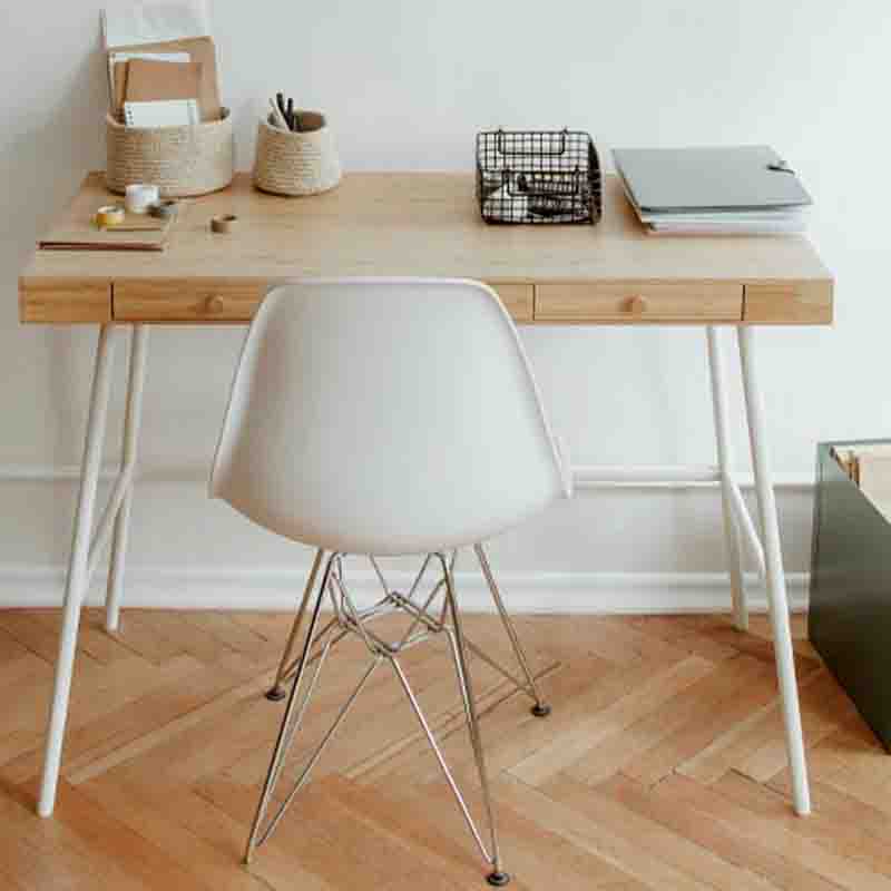 Home office με ξύλινο γραφείο, καρέκλα και οργανωμένη επιφάνεια εργασίας.