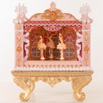 Candyland Opera χριστουγεννιάτικη διακοσμητική παράσταση με μπαλαρίνες σε ροζ απόχρωση από πολυρεζίνη με ενσωματωμένο φωτισμό μουσική και κίνηση 24x23x29 εκ