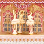 Candyland Opera χριστουγεννιάτικη διακοσμητική παράσταση με μπαλαρίνες σε ροζ απόχρωση από πολυρεζίνη με ενσωματωμένο φωτισμό μουσική και κίνηση 24x23x29 εκ