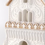 Cream House χριστουγεννιάτικο παραμυθένιο σπίτι σε λευκή απόχρωση με ενσωματωμένο φωτισμό μουσική και κίνηση 26x23x47 εκ