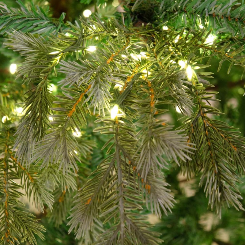 Geneva Pre-Lit χριστουγεννιάτικο δέντρο με φύλλωμα μεικτό PE-PVC σε πράσινη απόχρωση με ενσωματωμένα 2400 led και ύψος 240 εκ