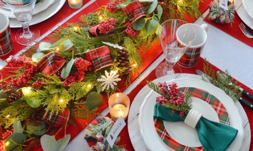 Χριστουγεννιάτικο ρεβεγιόν: πώς θα διακοσμήσεις το γιορτινό τραπέζι... ανάλογα με τη διάθεσή σου!