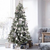 Film Noir πρόταση στολισμού για χριστουγεννιάτικο δέντρο με 122 στολίδια