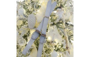Χιονισμένη Διαδρομή Πρόταση στολισμού σε δέντρο Montana Frosted με 113 στολίδια και 1200 led λαμπάκια soft φωτισμού σε ύψος 210 εκ