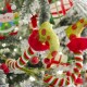 Παιδικό Όνειρο Santa's Little Helpers  Πρόταση στολισμού σε δέντρο Montana Frosted με 100 στολίδια και 1200 led λαμπάκια soft φωτισμού σε ύψος 210 εκ