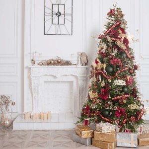Theatrical Luxury Tree πρόταση στολισμού για χριστουγεννιάτικο δέντρο με 129 στολίδια