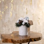 In the Snow επιτραπέζια χριστουγεννιάτικη σύνθεση σε λευκό κασπώ με λαμπάκια μπαταρίας 15x15x32 εκ