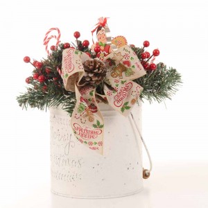 Επιτραπέζια χριστουγεννιάτικη σύνθεση Gingerbread σε μεταλλικό λευκό κασπώ και λαμπάκια 16x16x35 εκ