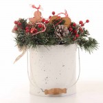 Sweet Holiday επιτραπέζια χριστουγεννιάτικη σύνθεση Gingerbread σε μεταλλικό λευκό κασπώ 16x16x35 εκ