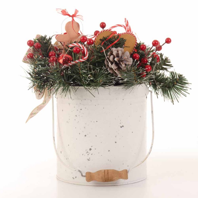 Sweet Holiday επιτραπέζια χριστουγεννιάτικη σύνθεση Gingerbread σε μεταλλικό λευκό κασπώ 16x16x35 εκ