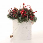 Sweet Holiday επιτραπέζια χριστουγεννιάτικη σύνθεση Gingerbread σε μεταλλικό λευκό κασπώ 16x16x35 εκ
