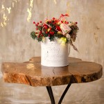 Sweet Holiday επιτραπέζια χριστουγεννιάτικη σύνθεση Gingerbread σε μεταλλικό λευκό κασπώ 16x16x35 εκ