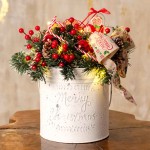 Sweet Holiday επιτραπέζια χριστουγεννιάτικη σύνθεση Gingerbread σε μεταλλικό λευκό κασπώ 16x16x35 εκ