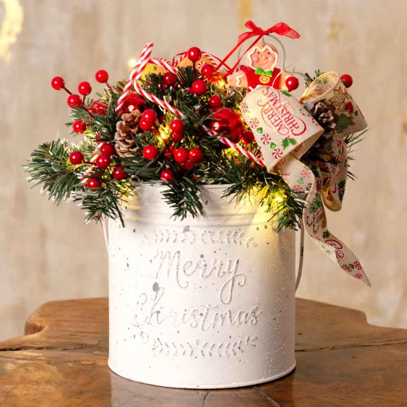 Sweet Holiday επιτραπέζια χριστουγεννιάτικη σύνθεση Gingerbread σε μεταλλικό λευκό κασπώ 16x16x35 εκ