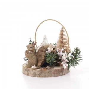 Christmas Whispers Χριστουγεννιάτικο επιτραπέζιο διακοσμητικό σε φυσικό ξύλινο κορμό με σκιουράκι 20x22x21 εκ
