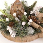 Festive Woods Χριστουγεννιάτικη επιτραπέζια σύνθεση με σκαντζοχοιράκι σε φυσικό ξύλινο κορμό 23x21x19 εκ