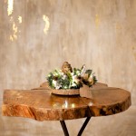 Festive Woods Χριστουγεννιάτικη επιτραπέζια σύνθεση με σκαντζοχοιράκι σε φυσικό ξύλινο κορμό 23x21x19 εκ