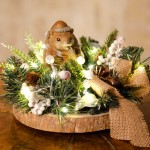 Festive Woods Χριστουγεννιάτικη επιτραπέζια σύνθεση με σκαντζοχοιράκι σε φυσικό ξύλινο κορμό 23x21x19 εκ