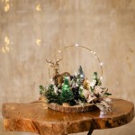 Frosted Tale Χριστουγεννιάτικη επιτραπέζια σύνθεση σε φυσικό ξύλινο κορμό 26.5x34x31 εκ