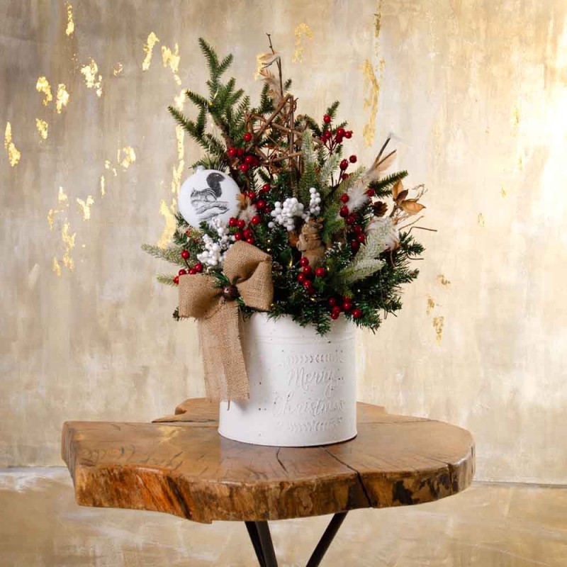 Christmas Charm επιτραπέζια χριστουγεννιάτικη σύνθεση σε μεταλλικό λευκό κασπώ με λαμπάκια μπαταρίας 22x22x59 εκ