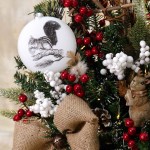 Christmas Charm επιτραπέζια χριστουγεννιάτικη σύνθεση σε μεταλλικό λευκό κασπώ με λαμπάκια μπαταρίας 22x22x59 εκ