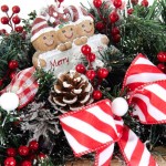 Candy Joy Χριστουγεννιάτικη επιτραπέζια σύνθεση με κόκκινα berries ριγέ κορδέλα και λαμπάκια μπαταρίας 55x27x17 εκ