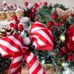 Candy Joy Χριστουγεννιάτικη επιτραπέζια σύνθεση με κόκκινα berries ριγέ κορδέλα και λαμπάκια μπαταρίας 55x27x17 εκ