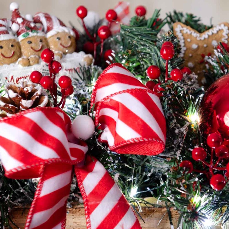 Candy Joy Χριστουγεννιάτικη επιτραπέζια σύνθεση με κόκκινα berries ριγέ κορδέλα και λαμπάκια μπαταρίας 55x27x17 εκ