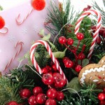 Holiday Treats επιτραπέζια χριστουγεννιάτικη σύνθεση με gingerbread και candy canes 46x26x14 εκ