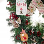 Gingerbread Dreams Έτοιμο στολισμένο Χριστουγεννιάτικο στεφάνι με led φωτάκια 60 εκ