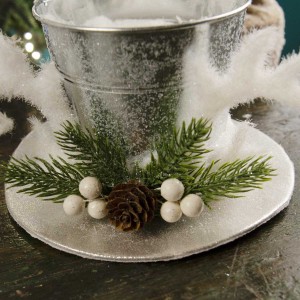 Χριστουγεννιάτικο επιτραπέζιο μεταλλικό καπέλο διακοσμημένο με κλαδάκια τεχνητά 19 εκ