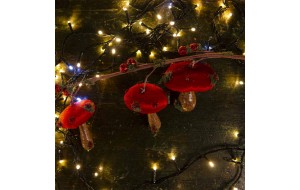 Χριστουγεννιάτικο διακοσμητικό κλαδί με μανιτάρια σε καφέ και κόκκινη απόχρωση