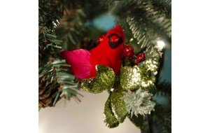 Γυάλινη Χριστουγεννιάτικη μπάλα σε λευκή απόχρωση με κόκκινο διακοσμητικό καρδηνάλιο και πράσινα κλαδιά 10 εκ