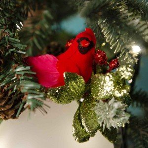 Γυάλινη Χριστουγεννιάτικη μπάλα σε λευκή απόχρωση με κόκκινο διακοσμητικό καρδινάλιο και πράσινα κλαδιά 10 εκ