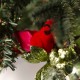 Γυάλινη Χριστουγεννιάτικη μπάλα σε λευκή απόχρωση με κόκκινο διακοσμητικό καρδηνάλιο και πράσινα κλαδιά 10 εκ