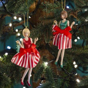 Κρεμαστό Χριστουγεννιάτικο στολίδι κούκλας σε σετ των δύο με λευκή και κόκκινη φούστα 13 εκ