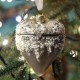 Ασημί Χριστουγεννιάτικο κρεμαστό στολίδι σε σχήμα καρδιάς ανοιγόμενο με πέρλες και χρυσόσκονη 9 εκ