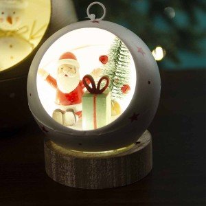 Χριστουγεννιάτικη επιτραπέζια διακοσμητική μπάλα σε ξύλινη βάση με φως και Άγιο Βασίλη 15 εκ