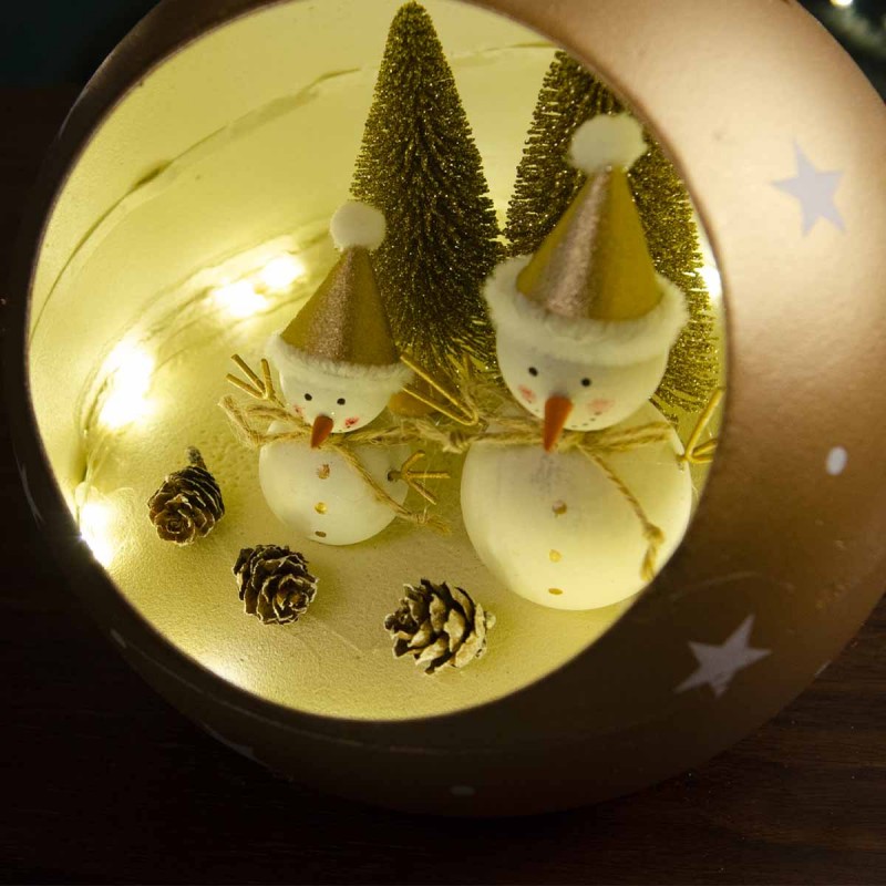 Επιτραπέζια μεταλλική διακοσμητική Χριστουγενιάτικη μπάλα με χιονανθρώπους σε χρυσή απόχρωση και σκαλιστά αστεράκια με φως 22 εκ