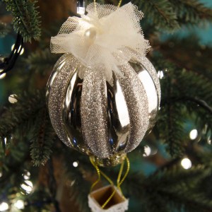 Χριστουγεννιάτικο κρεμαστό στολίδι αερόστατου από γυαλί σε λευκή και χρυσή απόχρωση με τούλι 15 εκ