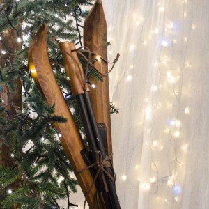 Ξύλινα διακοσμητικά Χριστουγεννιάτικα παγοπέδιλα του σκι σε φυσική απόχρωση ύψους 91 εκ
