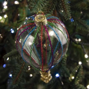 Γυάλινο Χριστουγεννιάτικο στολίδι σε σχήμα αερόστατου με χρωματιστές ρίγες και χρυσό καλάθι 14 εκ
