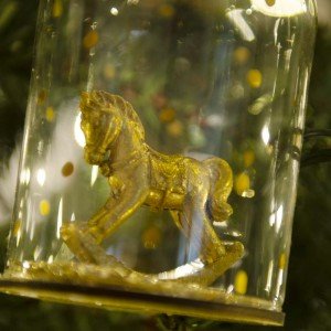 Κρεμαστό Χριστουγεννιάτικο στολίδι Αλογάκι σε γυάλα με χρυσόσκονη σε χρυσό χρώμα 11 εκ