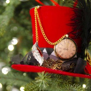 Κρεμαστό κόκκινο καπέλο διακοσμημένο με φτερό μαύρο λουλούδια και ρολόι 12 εκ