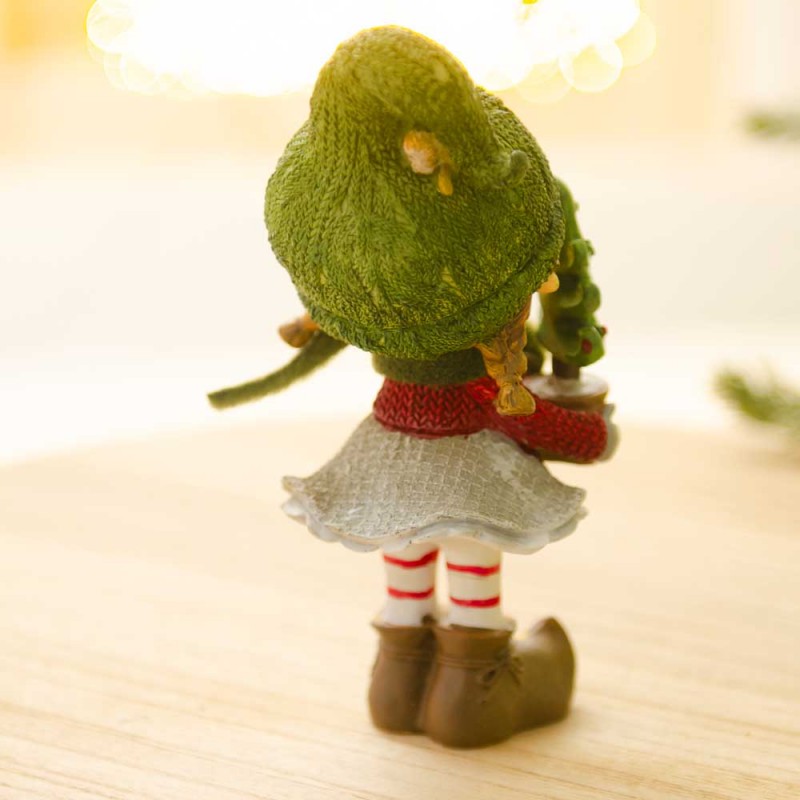 Επιτραπέζιο διακοσμητικό Κοριτσάκι με πράσινο σκούφο και χριστουγεννιάτικο δεντράκι από πολυρέζιν 18 εκ