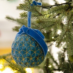 Γυάλινη Χριστουγεννιάτικη μπάλα σε μπλε χρώμα με χρυσά σχέδια διακοσμημένη με μπλε κορδέλα 10 εκ