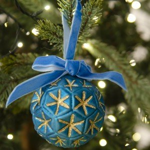 Χριστουγεννιάτικη μπάλα γυάλινη σε μπλε χρώμα με χρυσά σχέδια διακοσμημένη με μπλε κορδέλα 8 εκ