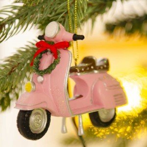 Κρεμαστό Χριστουγεννιάτικο στολίδι Βέσπα σε ροζ χρώμα πολυρέζιν 8 εκ