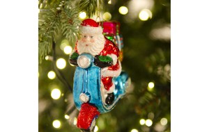 Κρεμαστό γυάλινο στολίδι με τον Άγιο Βασίλη σε γαλάζιο σκούτερ γεμάτο με δώρα 10 εκ