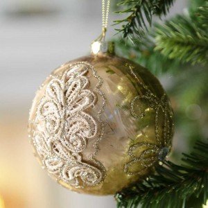 Μπάλα Χριστουγεννιάτικη ανάγλυφη σε χρυσή απόχρωση από γυαλί σετ των δύο 10 εκ